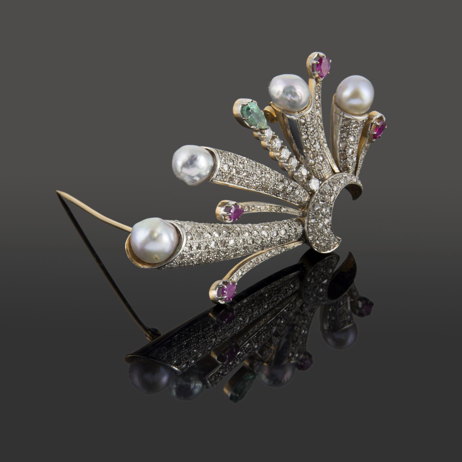 Broche-alfiler antiguo oro blanco perlas rubíes diamantes y esmeralda