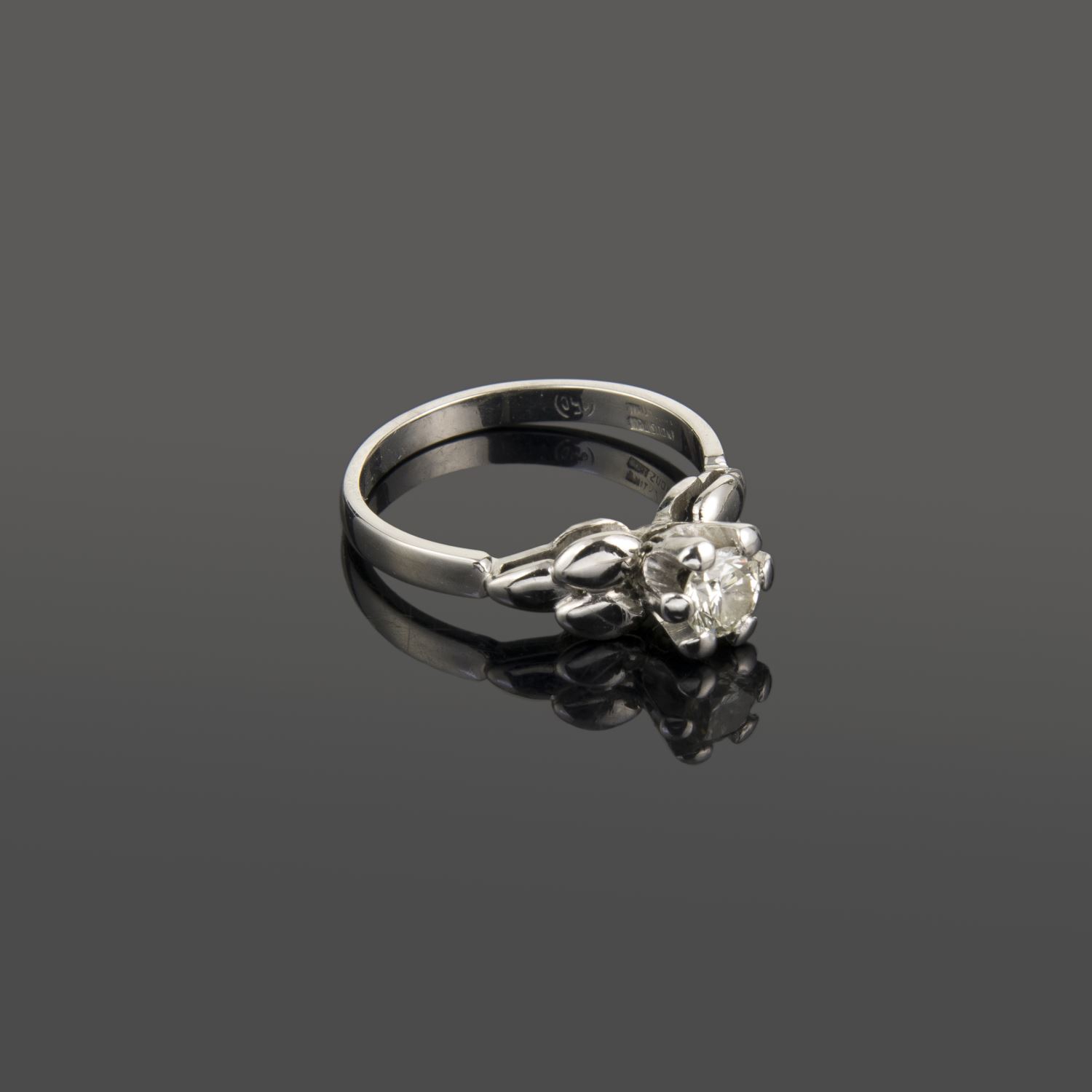 Sortija solitario oro blanco.