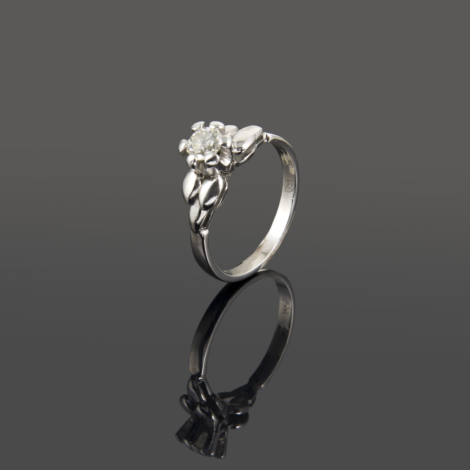 Sortija solitario oro blanco.