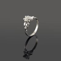 Sortija solitario oro blanco.