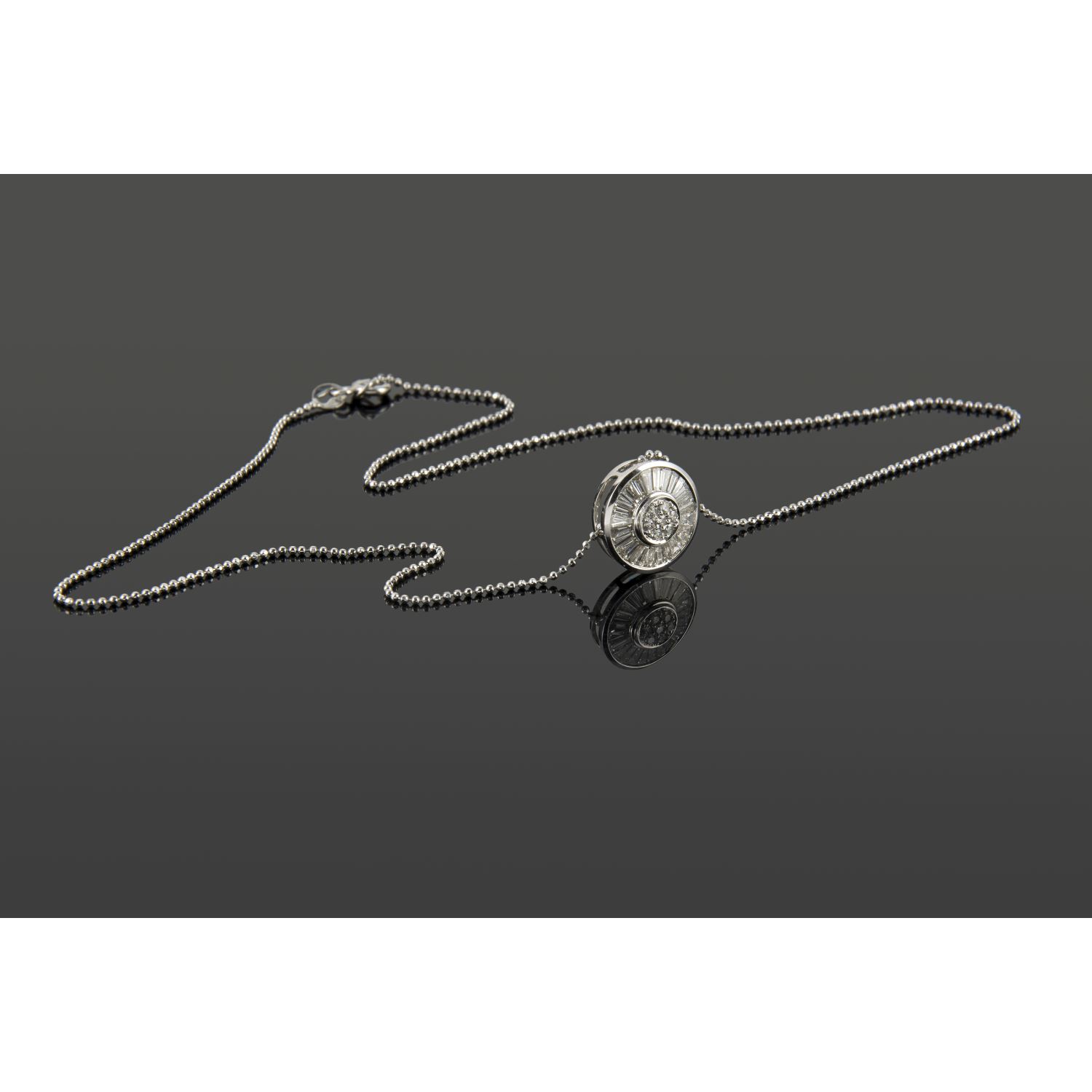 Collar en oro blanco con con colgante de brillantes.