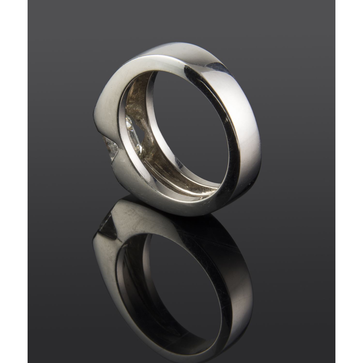 Sortija solitario oro blanco color h, pureza vs1 y peso 1,11 cts.