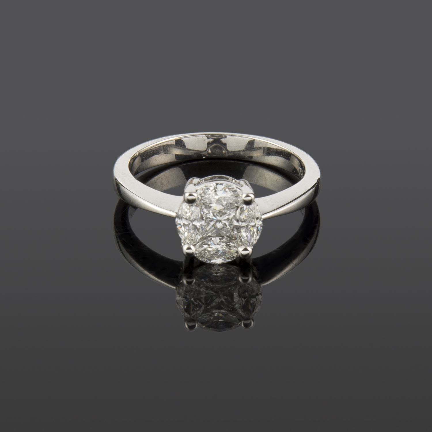 Sortija oro blanco y diamantes.