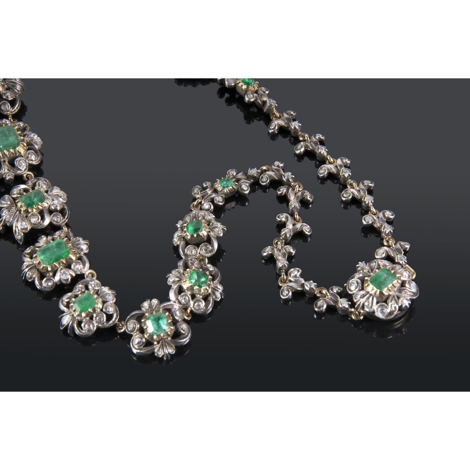 Gargantilla antigua oro blanco esmeraldas y diamantes talla antigua