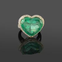 Sortija realizada oro amarillo y oro blanco esmeralda corazón y diamantes.