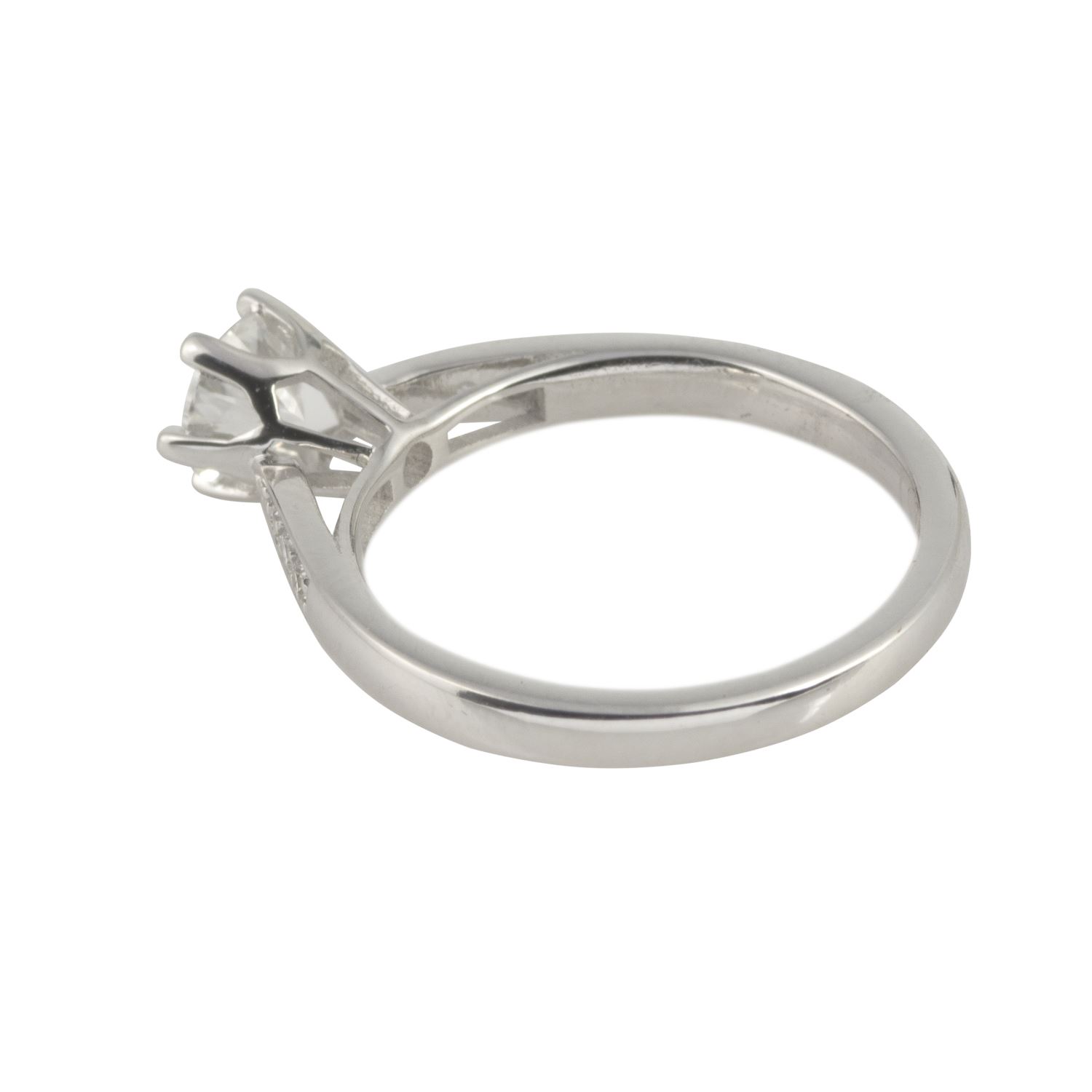 Sortija solitario oro blanco color d, pureza si1 y peso 0,51 cts.