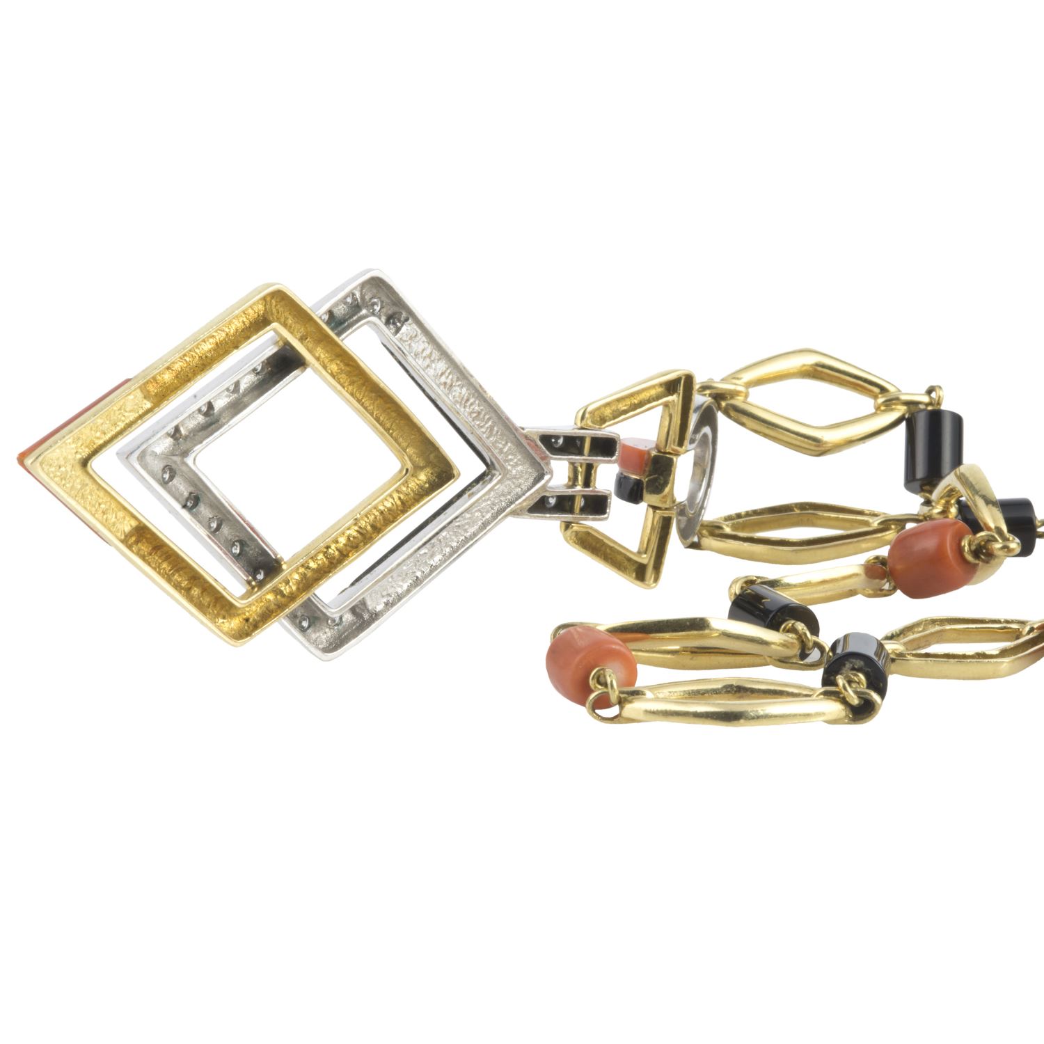 Gargantilla antigua oro amarillo ónix coral y diamantes. 60 Cm largo.