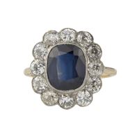 Sortija antigua oro amarillo oro blanco zafiro y orla de diamantes.