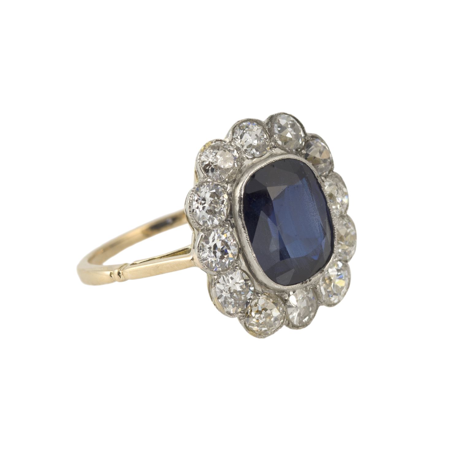 Sortija antigua oro amarillo oro blanco zafiro y orla de diamantes.