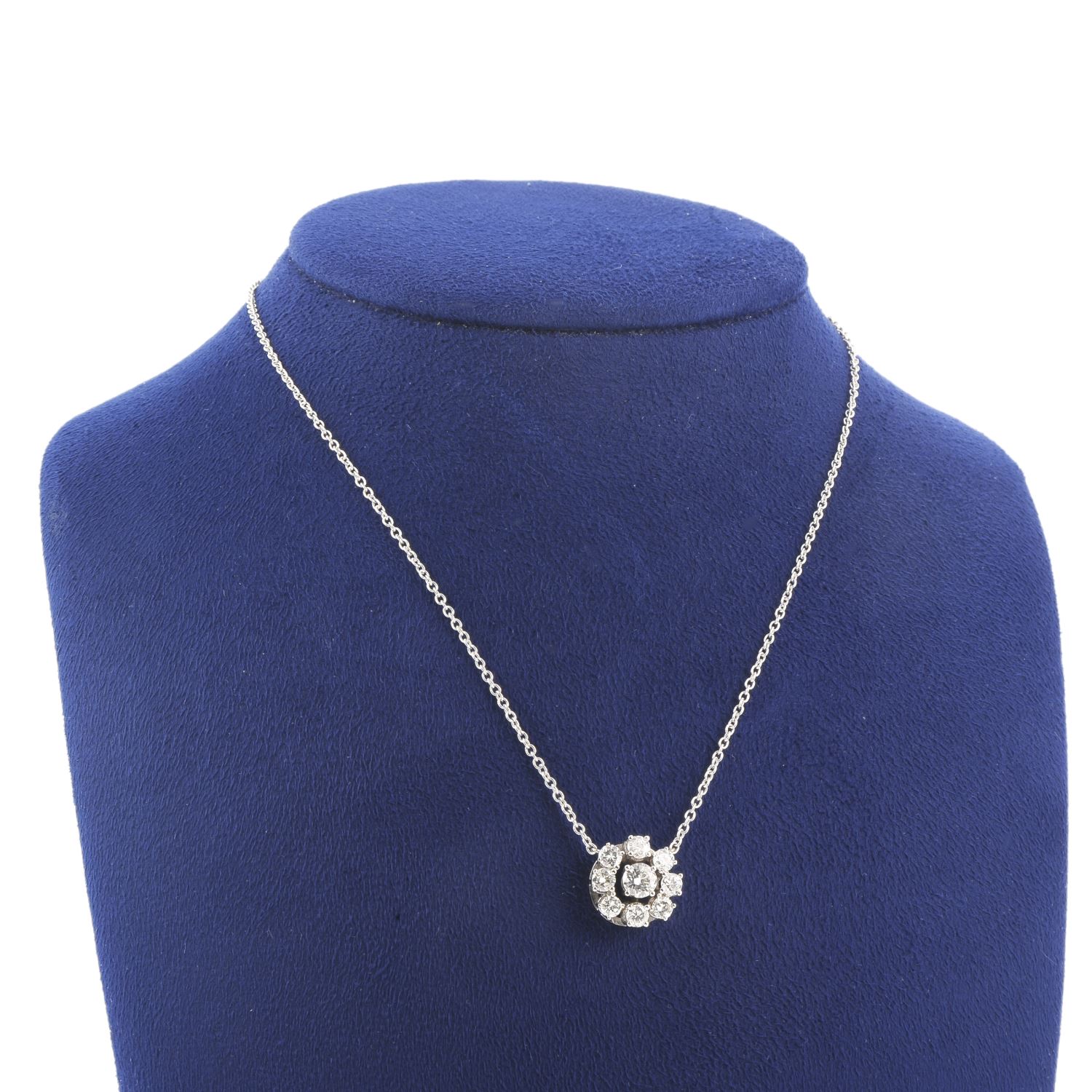 Gargantilla oro blanco y rosetón de diamantes. 40 Cm de largo.