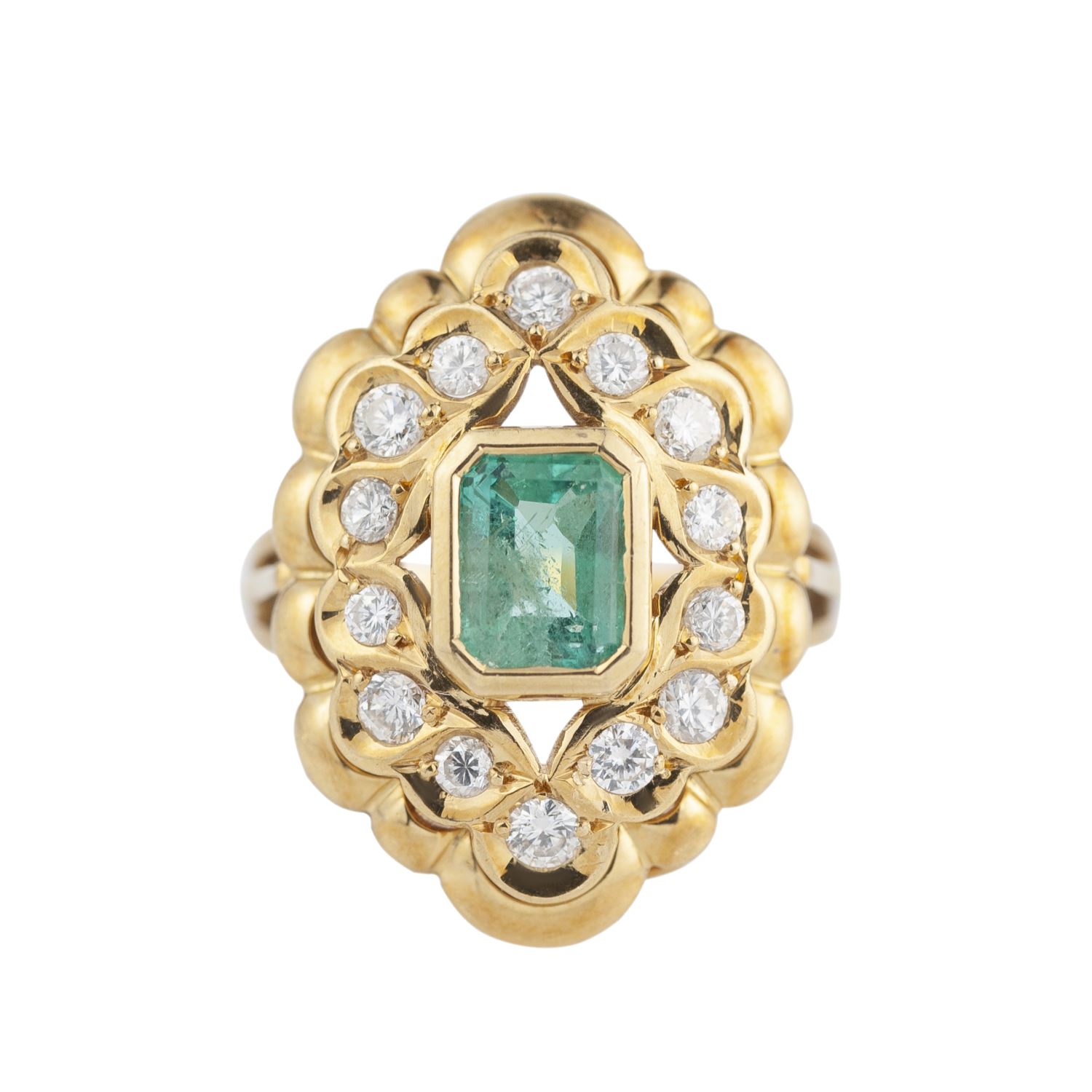 Sortija oro amarillo esmeralda y diamantes.