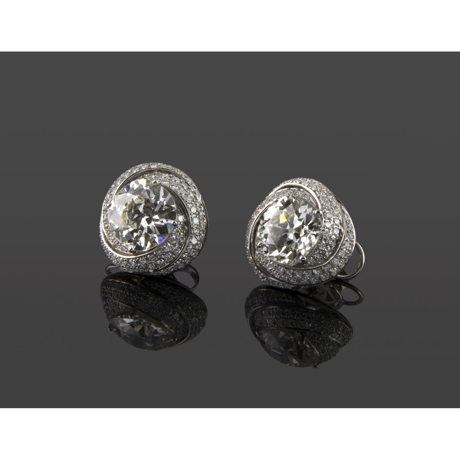 Pendientes oro blanco y diamantes color c, pureza vs1 y peso 7,83 cts.