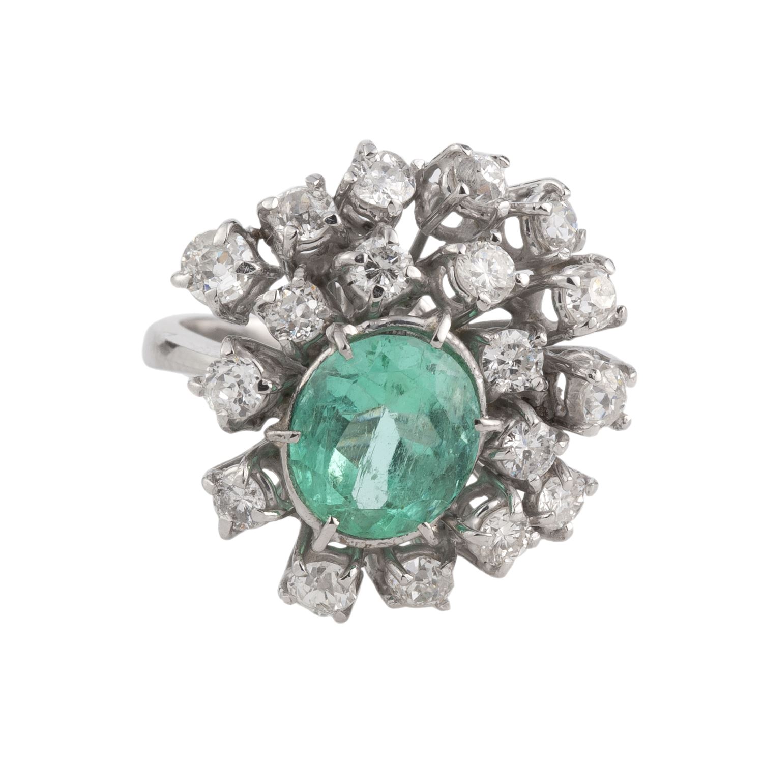 Sortija oro blanco esmeralda y diamantes.