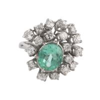 Sortija oro blanco esmeralda y diamantes.