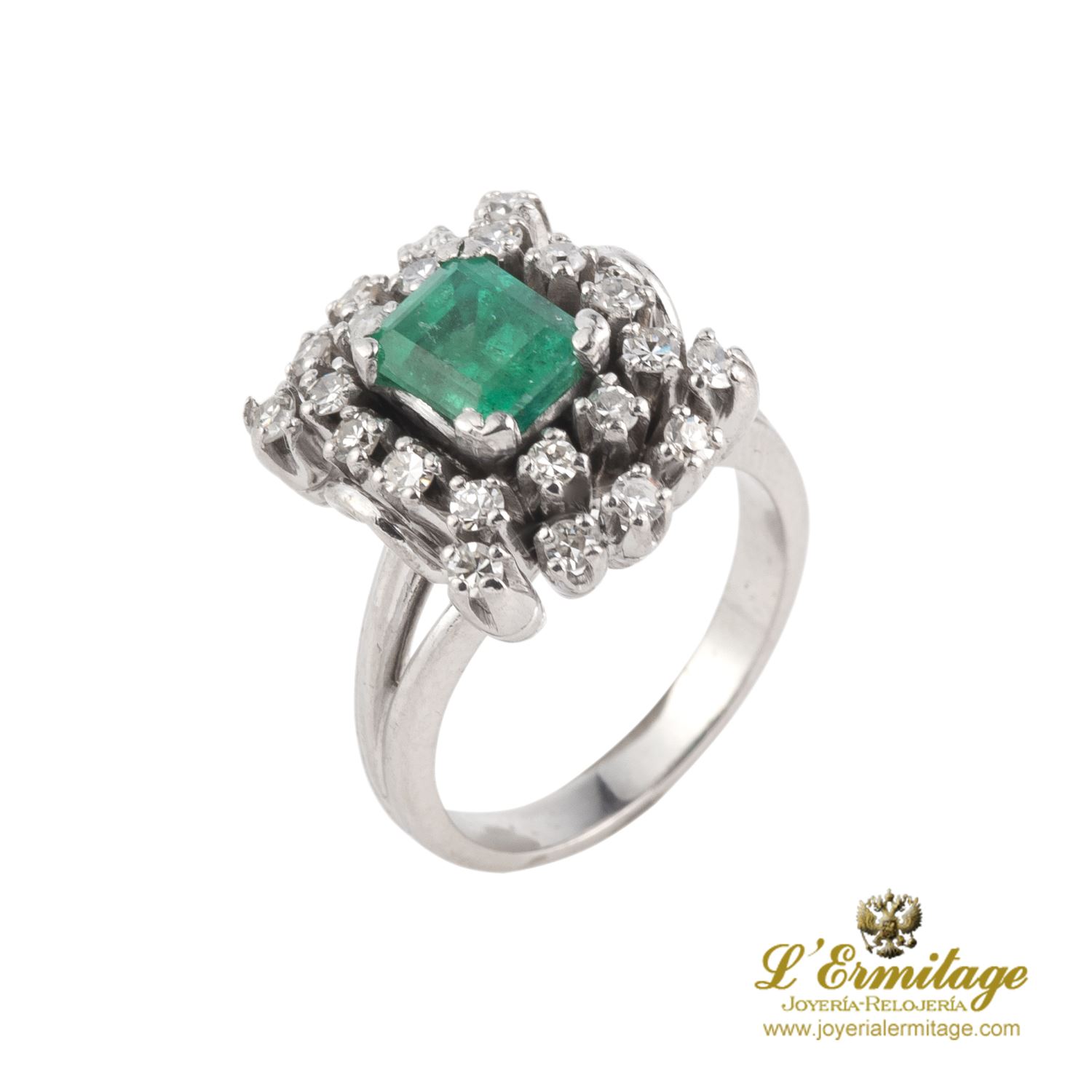 Sortija antigua oro blanco esmeralda y diamantes.