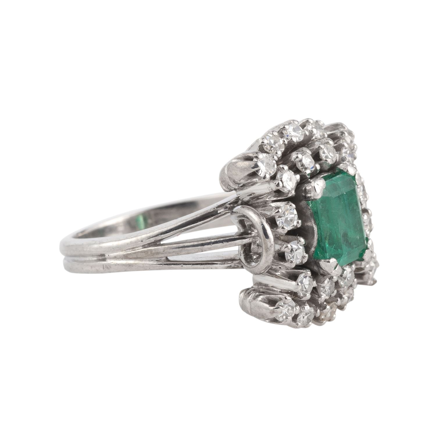 Sortija antigua oro blanco esmeralda y diamantes.