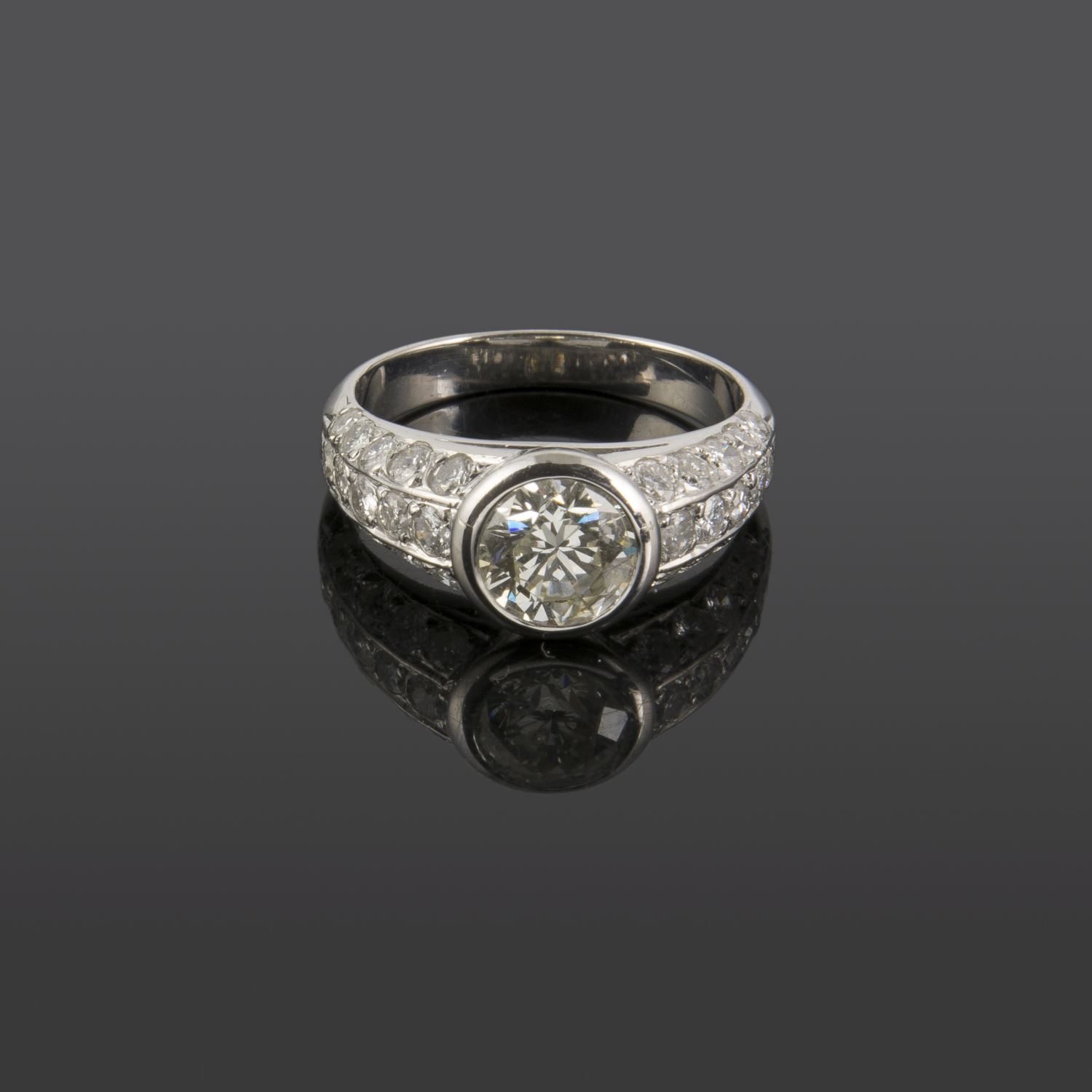 Sortija oro blanco y diamantes color l, pureza p1 y peso 1,20 cts.