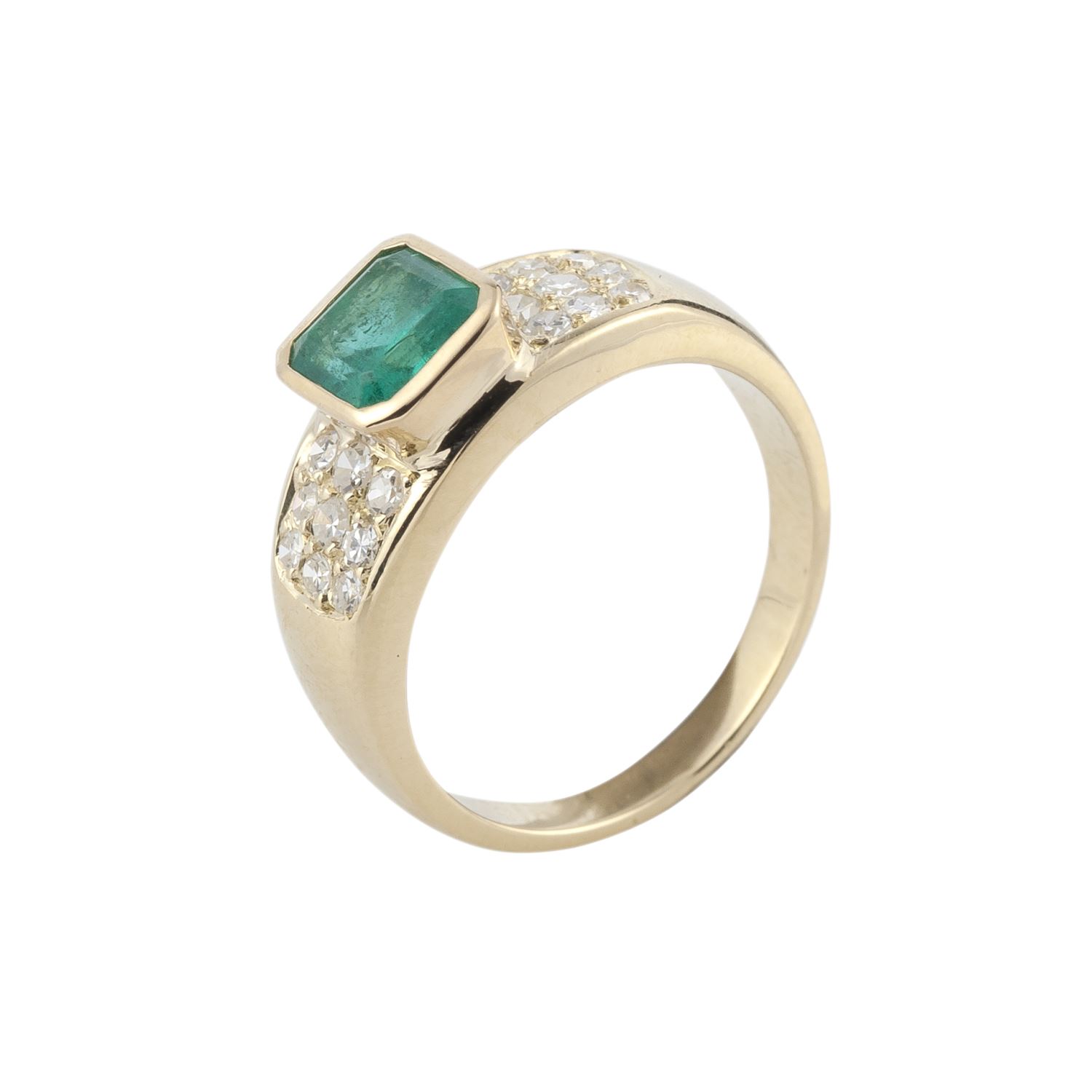 Sortija oro amarillo esmeralda y cuajado de diamantes.