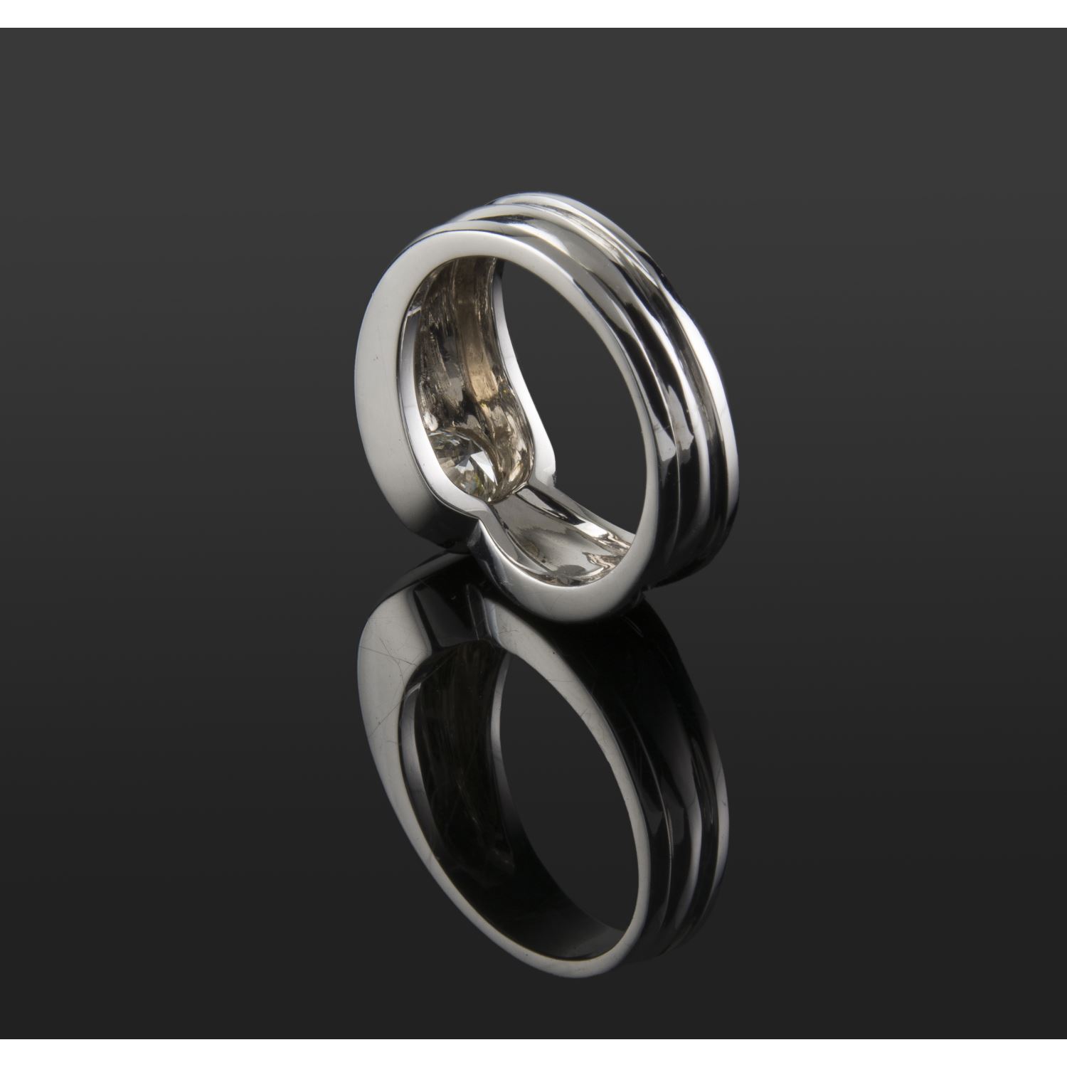 Sortija solitario oro blanco.