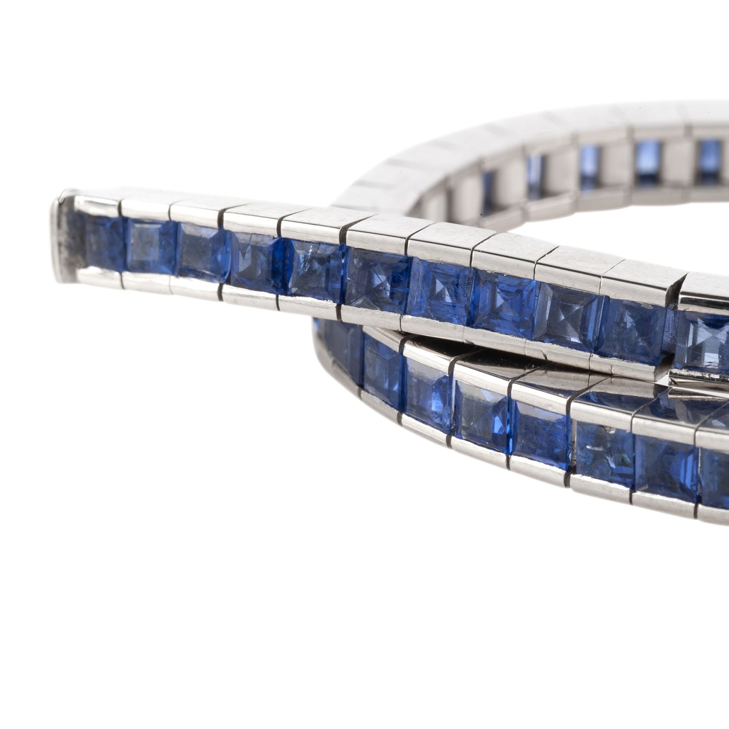 Pulsera riviere en oro blanco con zafiros naturales.