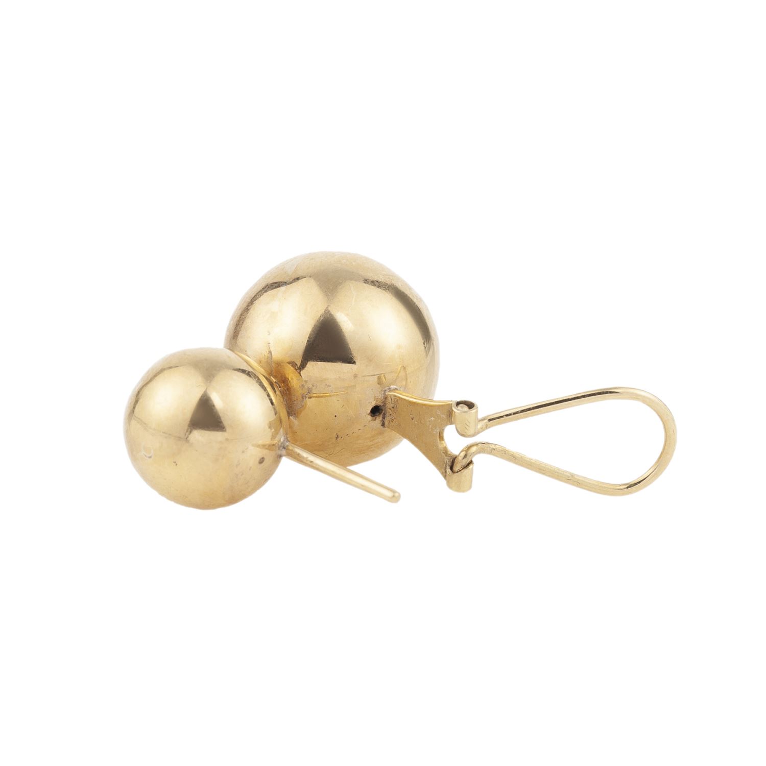 Pendientes en oro amarillo con cierre omega.