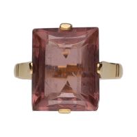 Sortija en oro amarillo con un cuarzo.