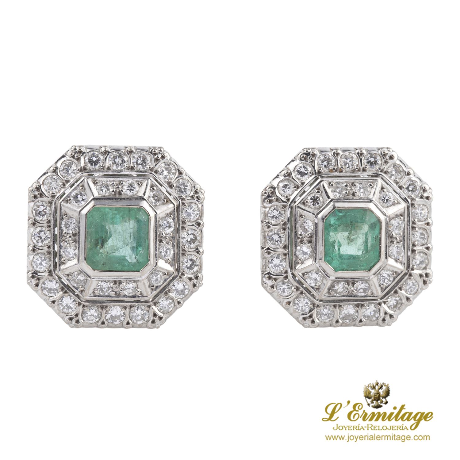 Pendientes en oro blanco con esmeraldas y diamantes.