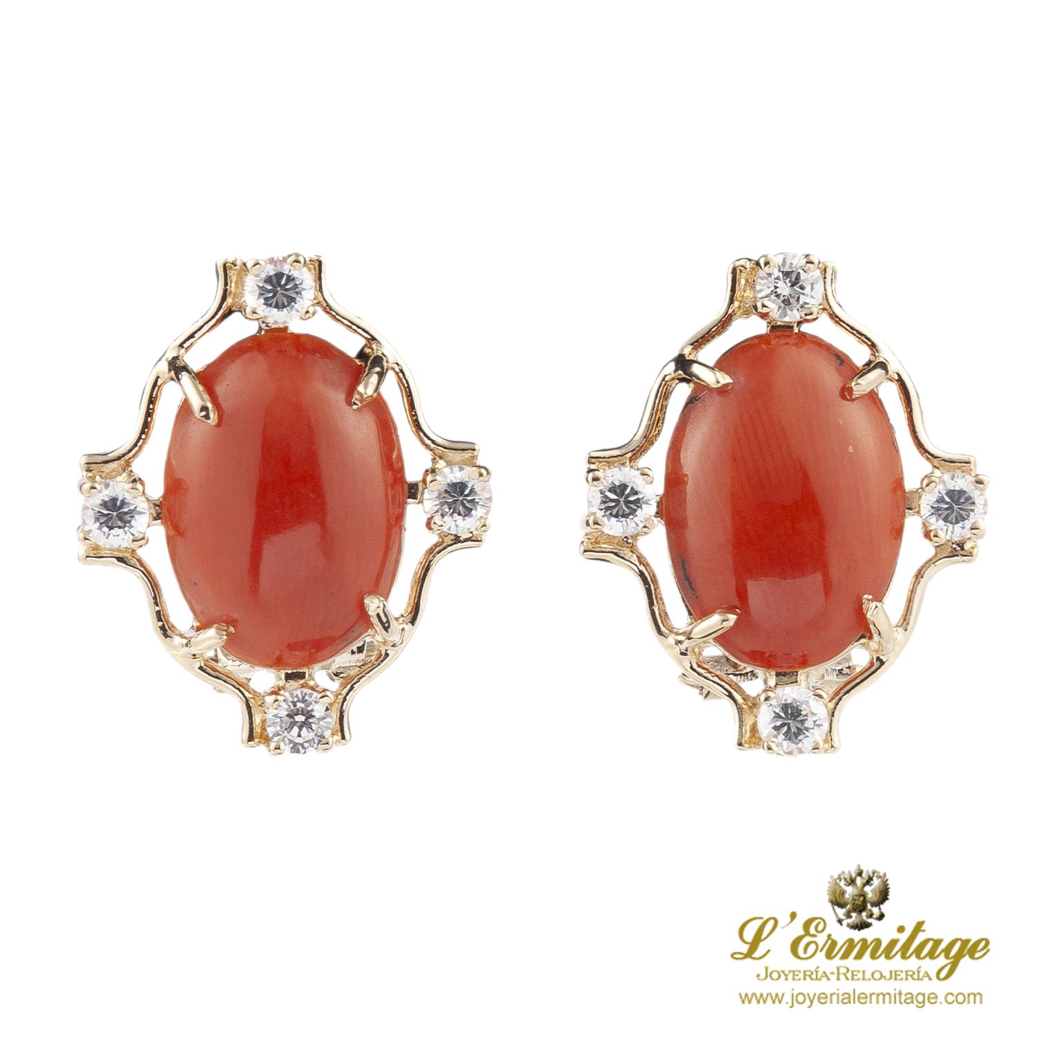 Pendientes en oro amarillo con coral y diamantes.