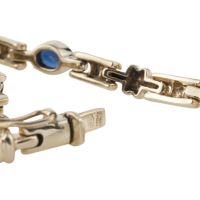 Pulsera en oro amarillo y zafiros.