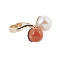 Sortija en oro amarillo con coral y perla.