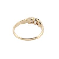 Sortija tresillo en oro amarillo con tres diamantes naturales.