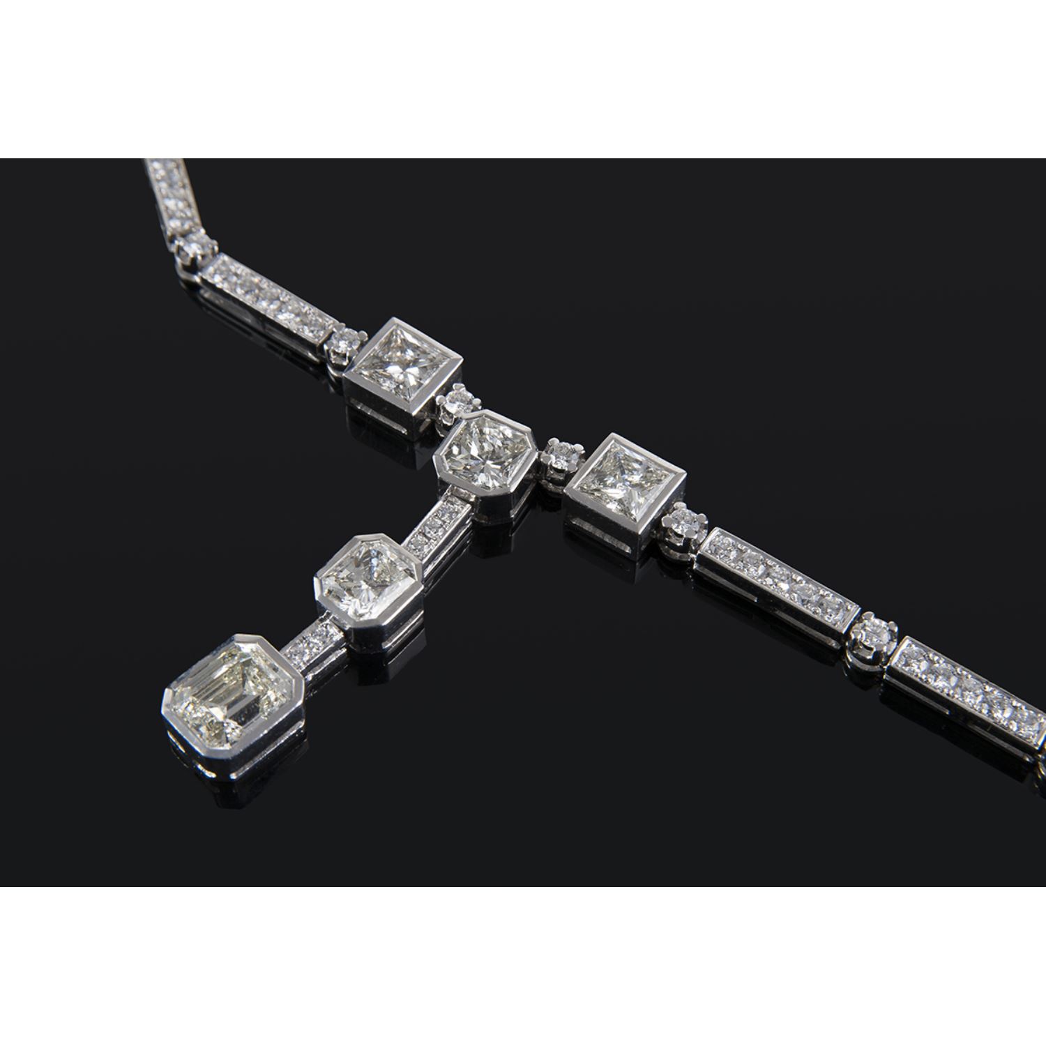 Collar en oro blanco con brillantes.