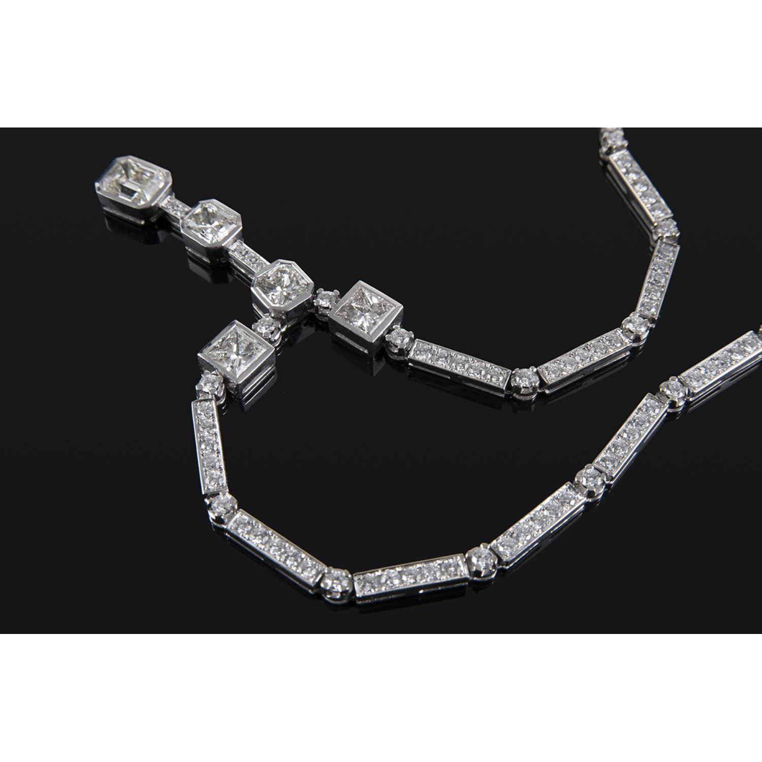 Collar en oro blanco con brillantes.