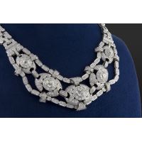 Collar en oro blanco con diamantes naturales.