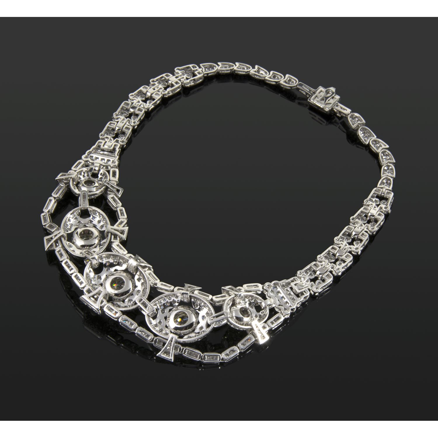 Collar en oro blanco con diamantes naturales.