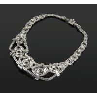 Collar en oro blanco con diamantes naturales.