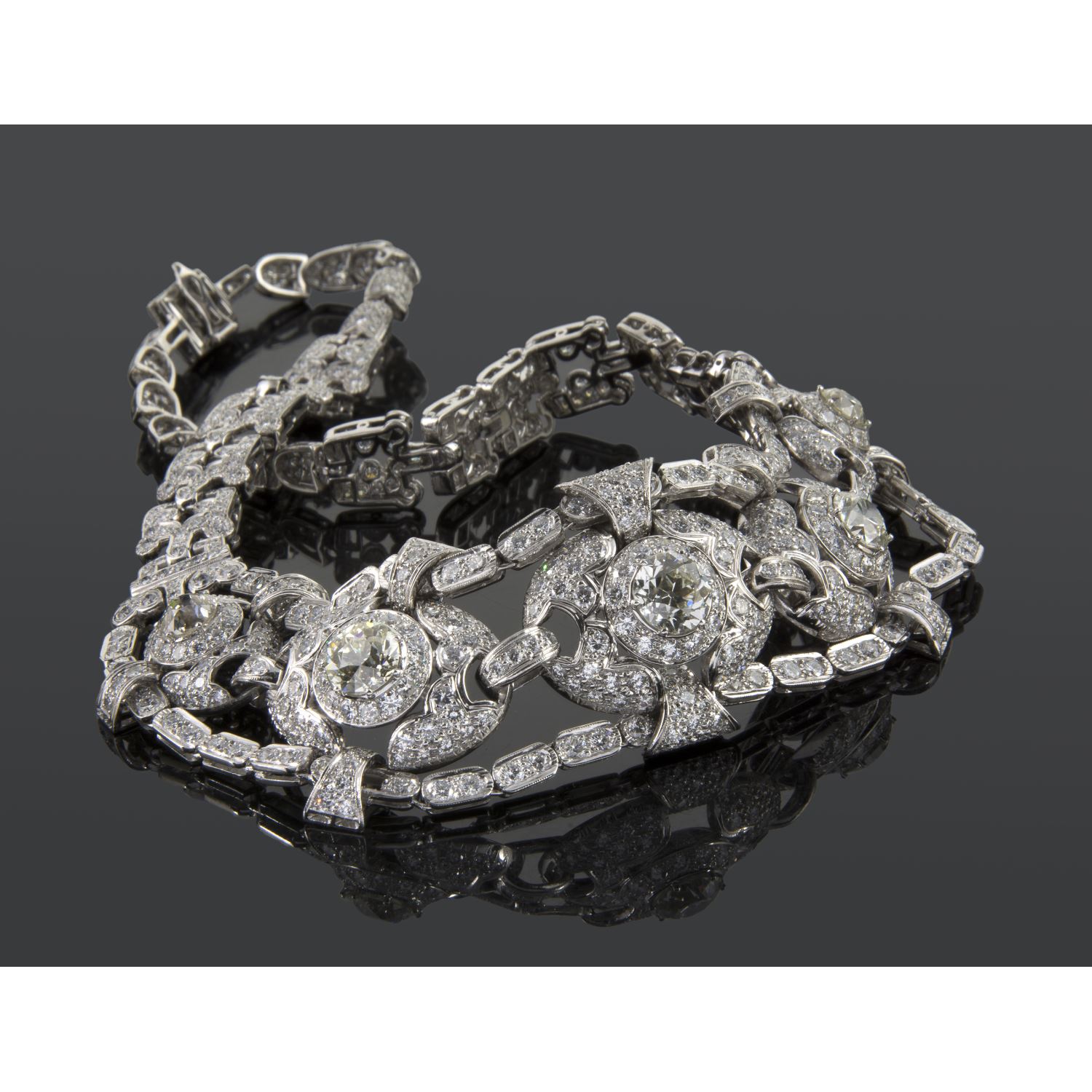 Collar en oro blanco con diamantes naturales.