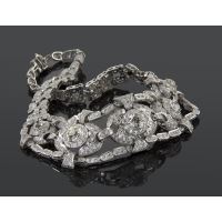 Collar en oro blanco con diamantes naturales.