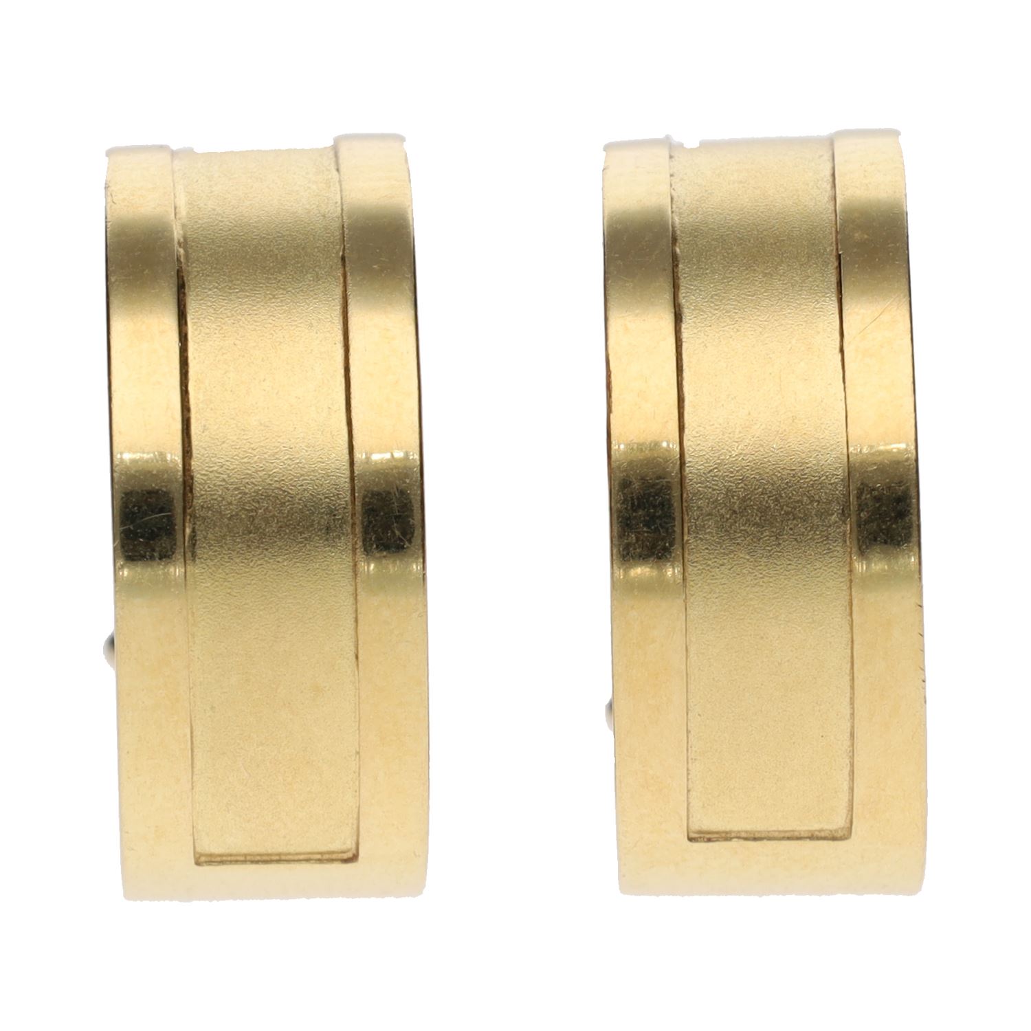 Pendientes argollas en oro amarillo con cierre omega.