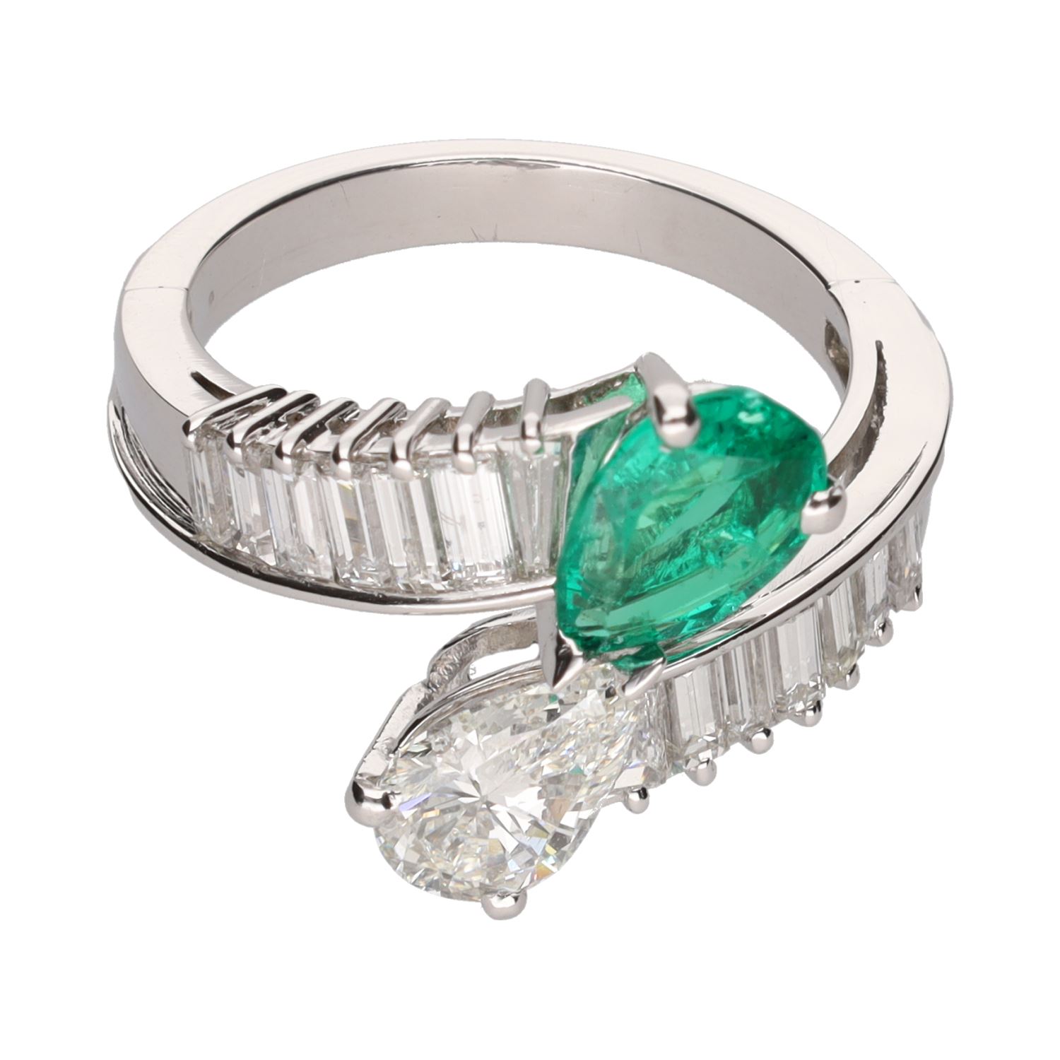 Sortija tu y yo en oro blanco con diamantes y esmeralda.