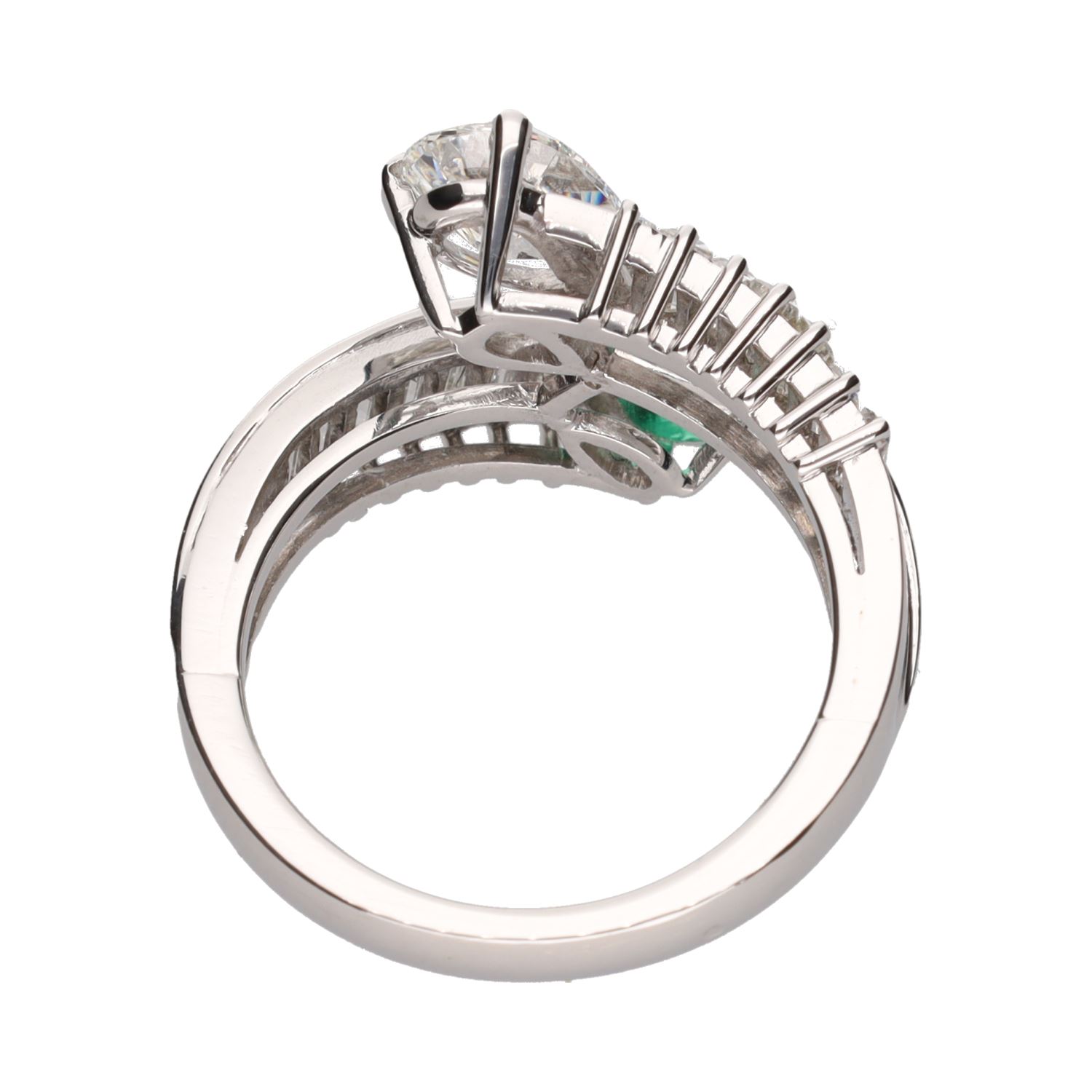 Sortija tu y yo en oro blanco con diamantes y esmeralda.