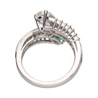 Sortija tu y yo en oro blanco con diamantes y esmeralda.