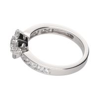 Sortija en oro blanco con brillantes. Talla 13.