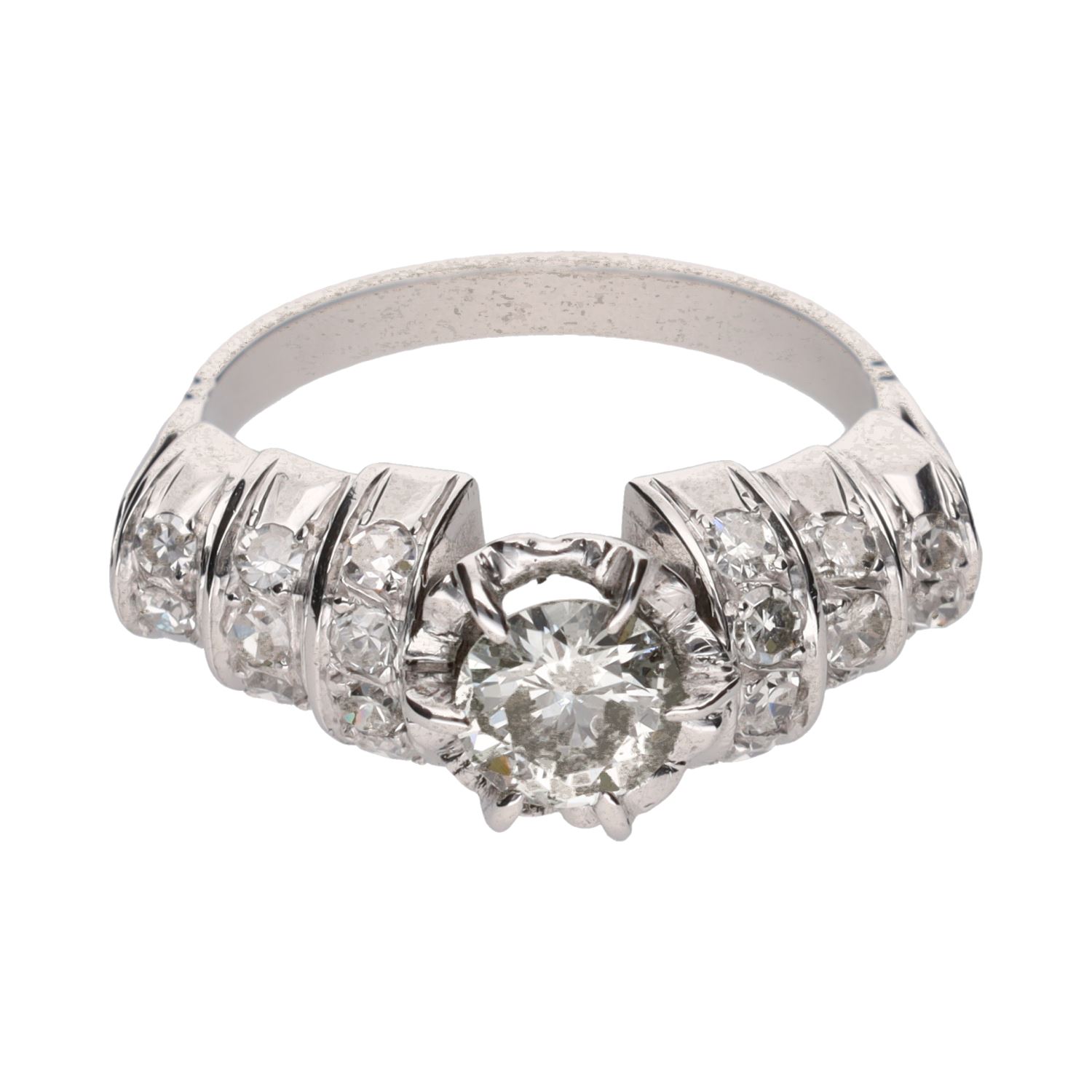 Sortija en oro blanco con diamantes.