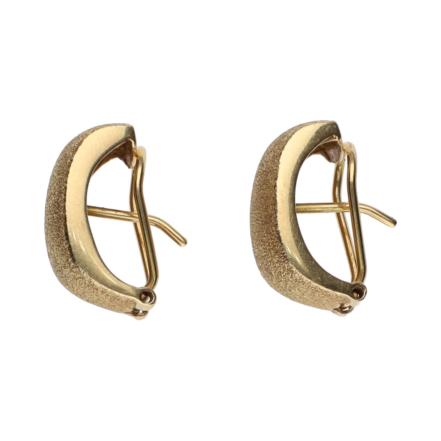 Pendientes media argolla en oro amarillo con cierre omega.