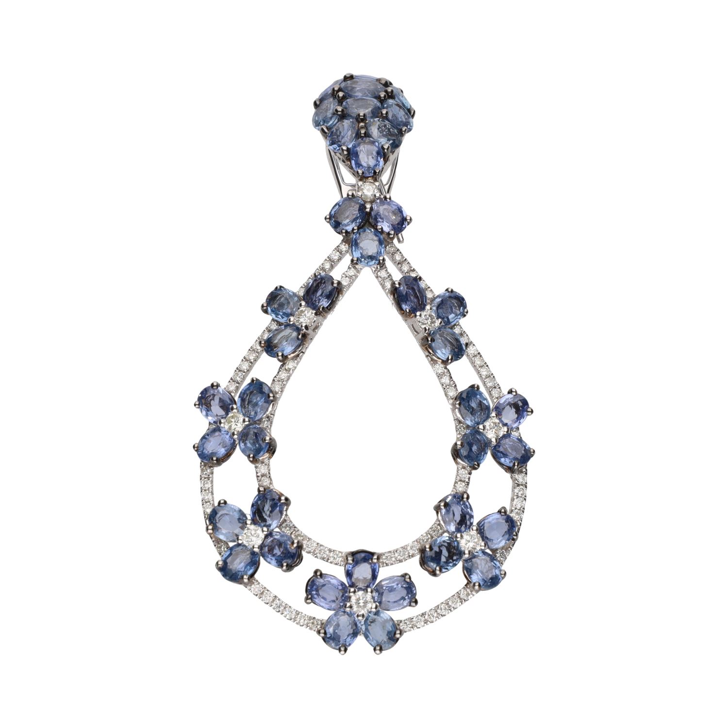 Pendientes largos realizados en oro blanco con zafiros y brillantes.