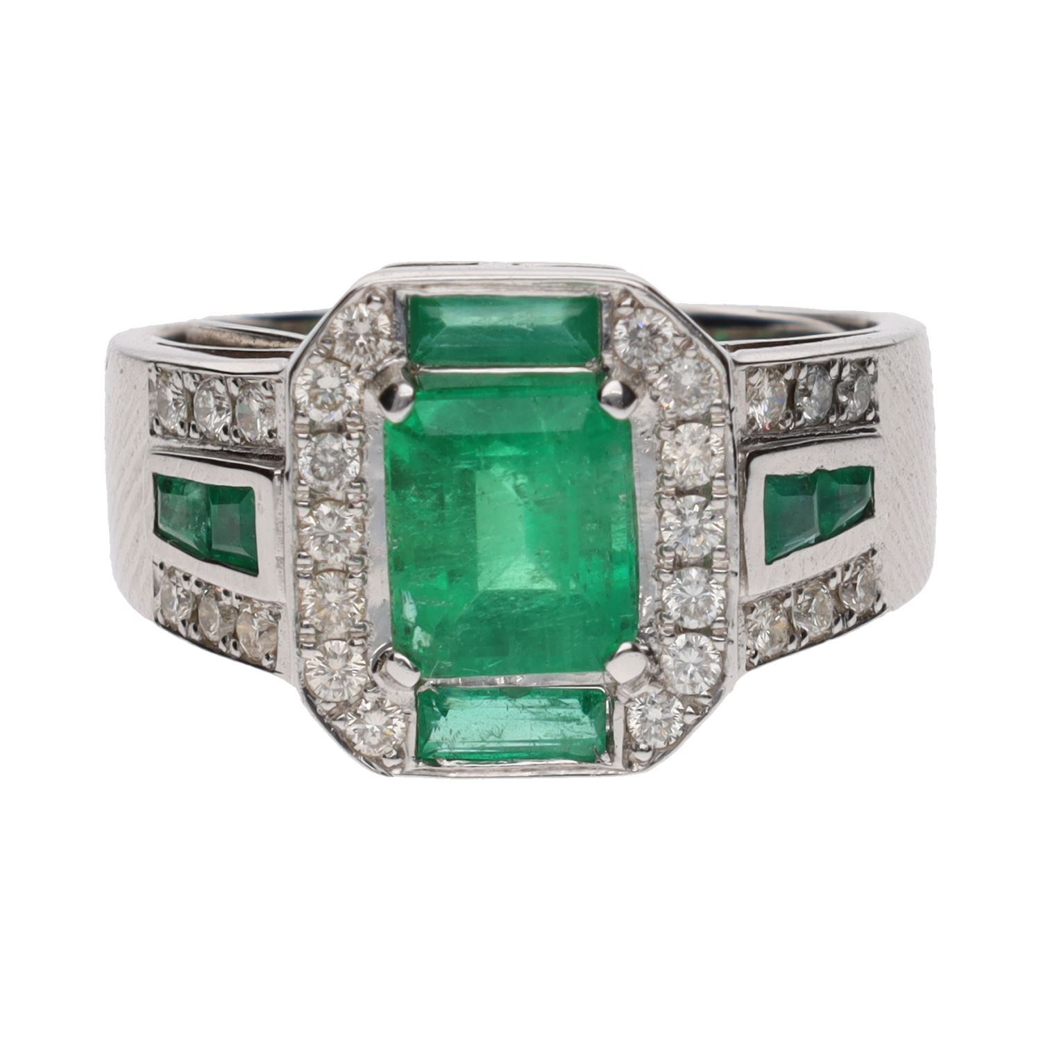 Sortija en oro blanco con esmeraldas y brillantes. Talla 13.