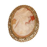 Broche-colgante camafeo en oro amarillo y carneola.