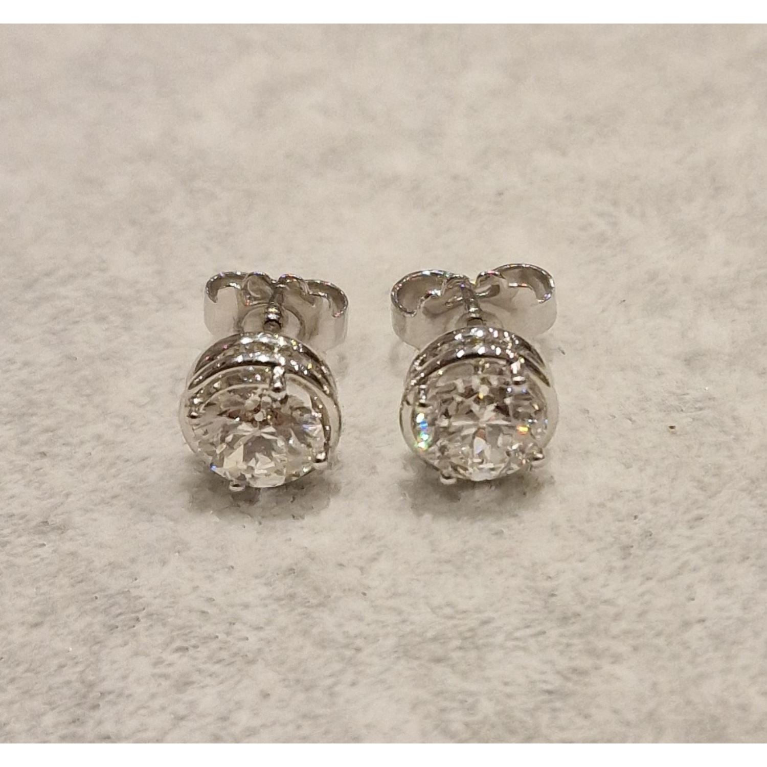 Pendientes dormilonas en oro blanco y brillantes. Peso 3,79, color h, pureza vs1.