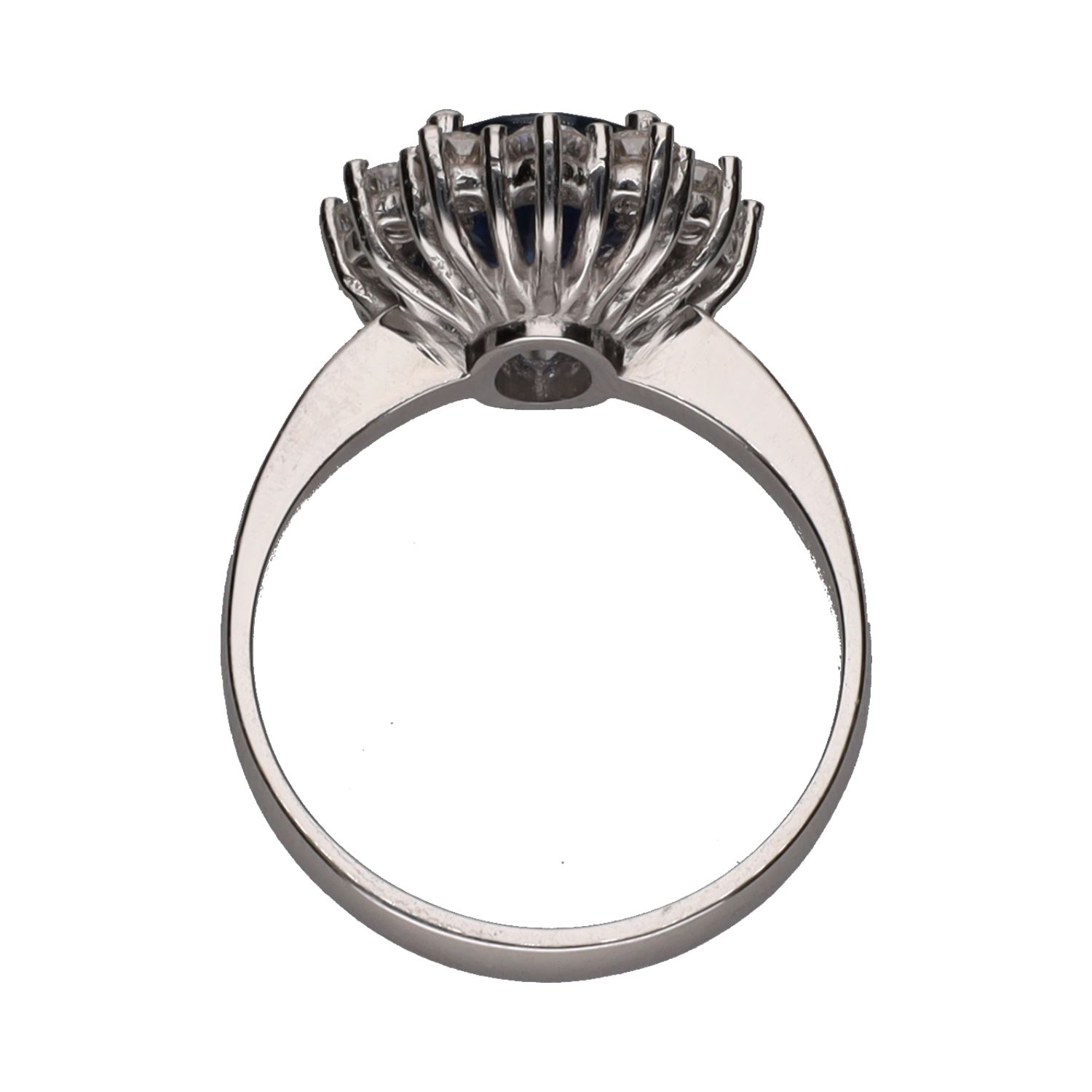 Sortija en oro blanco con zafiro y brillantes.